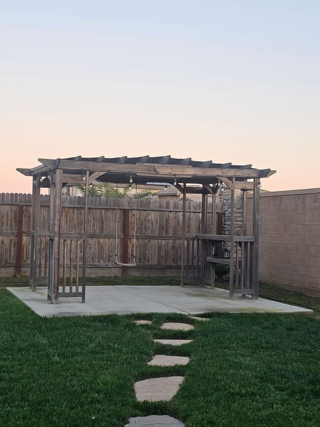 Building Photo - Beautiful Home in Gated Community