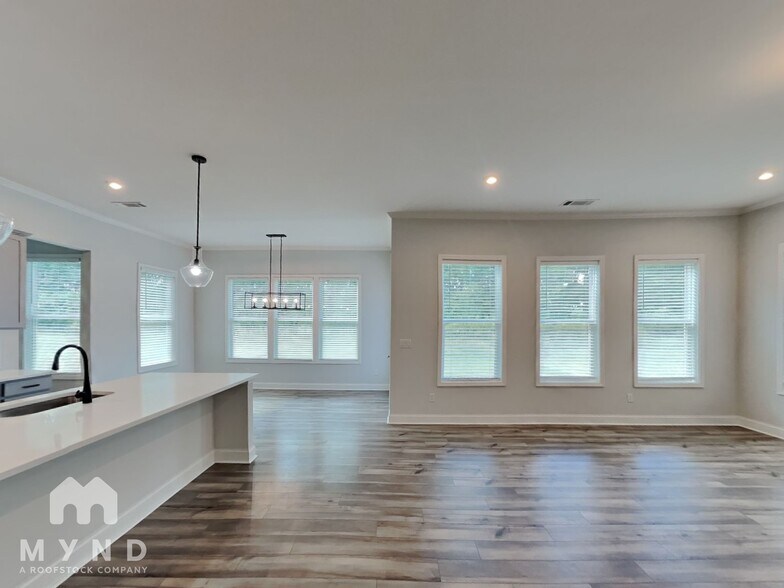 Building Photo - 2555 Whistler Wy NE