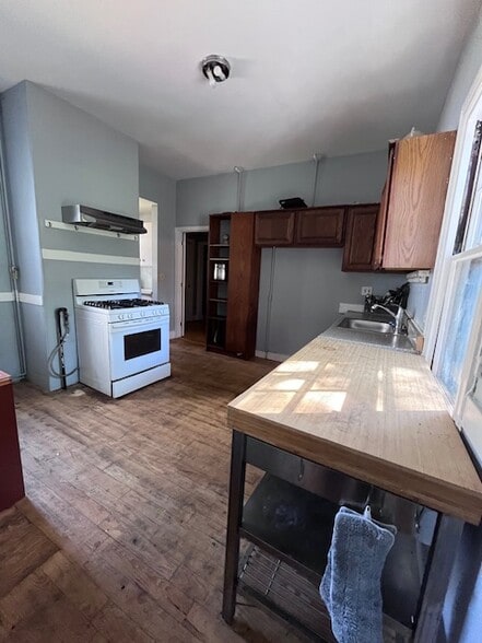 Building Photo - 42 Putnam Ave