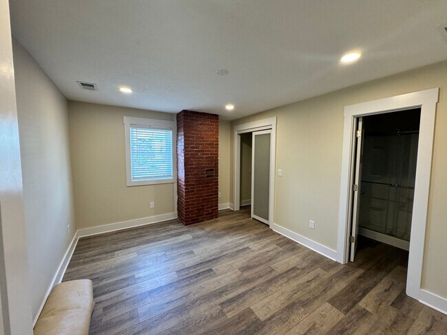 Building Photo - 206 Maple Ter