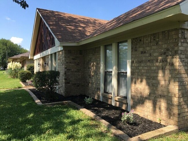 Building Photo - 3113 Kensington Dr