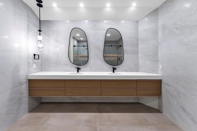 Building Photo - 1 E Wedgewood Glen