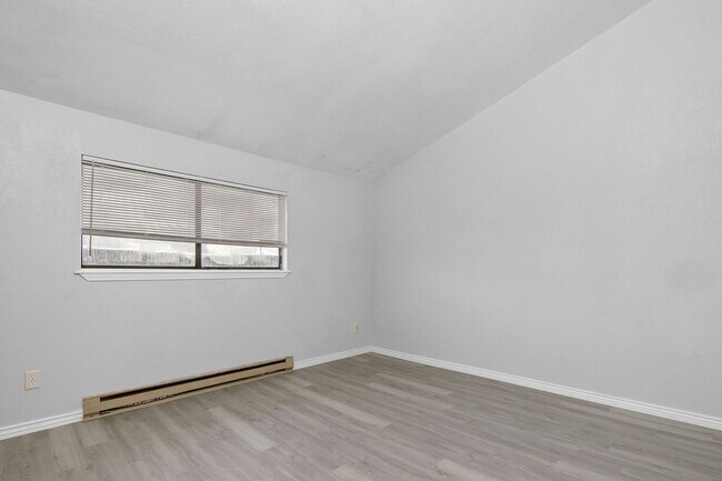 Building Photo - 2bed, 1.5 bath Duplex with Garage & Fenced Yard!