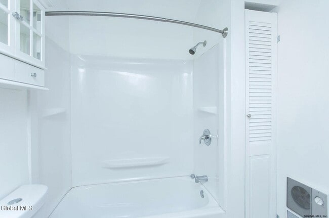 Building Photo - 586 N Broadway