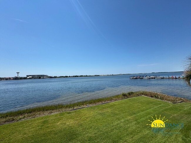 Building Photo - Waterfront 1-Bedroom Condo in FWB – Stunni...