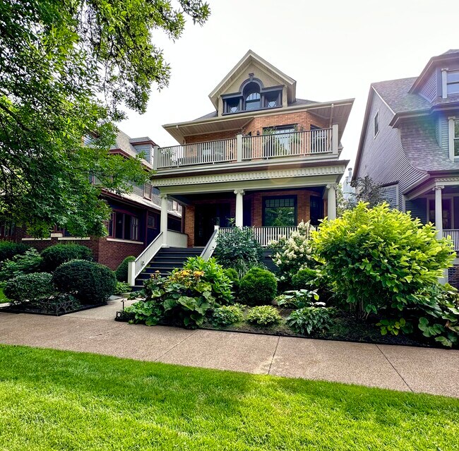Primary Photo - 5319 N Lakewood Ave