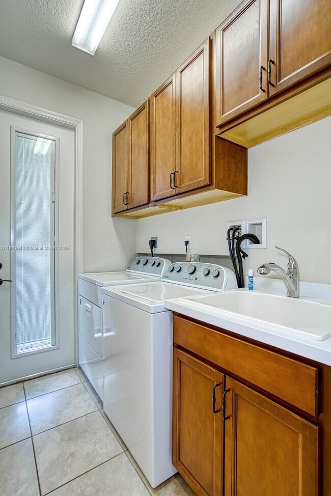 Building Photo - 5060 Eucalyptus Dr