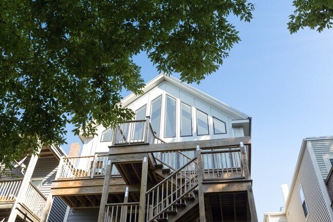 Building Photo - 719 E 2nd St