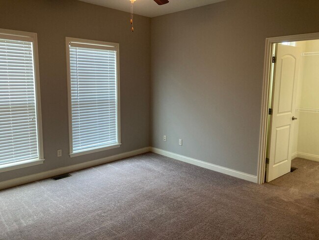 Building Photo - Bright 3BR Townhome with Bonus Room - Available NOW!