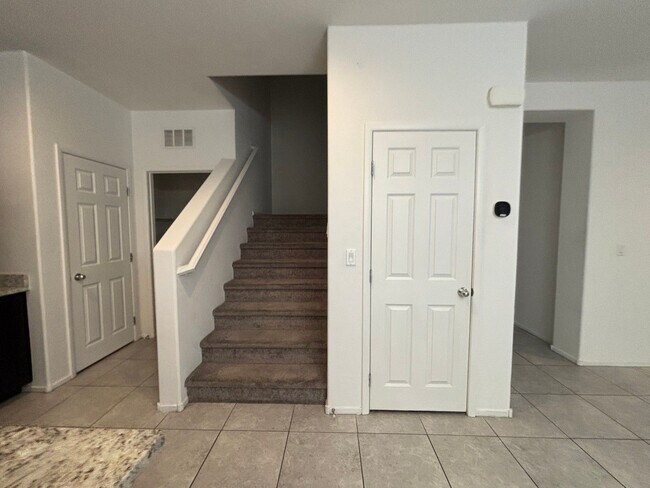 Building Photo - Beautiful Gated 3-Bed, 2.5-Bath Townhome in North Las Vegas!