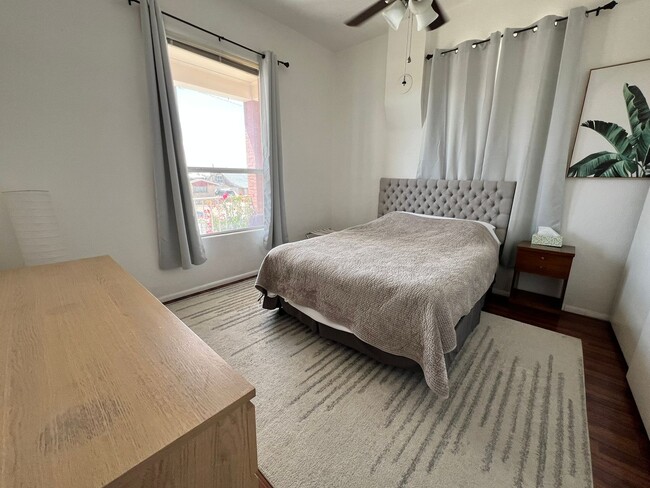Building Photo - Charming Furnished Home - Short & Long Term Leasing