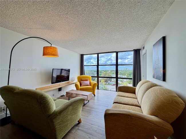 Building Photo - 1000 Parkview Dr