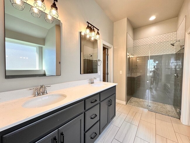 Building Photo - Spacious 4-Bedroom Home with Pool in Yukon