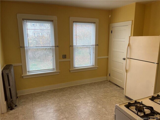 Building Photo - 119 Squire St