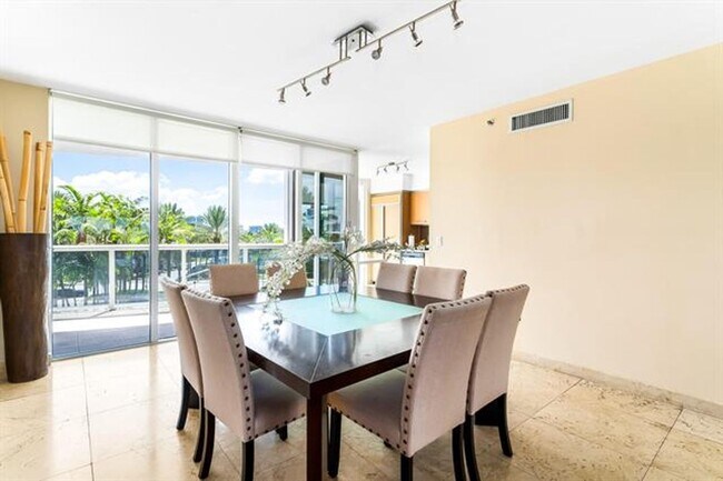 Building Photo - 18911 Collins Ave