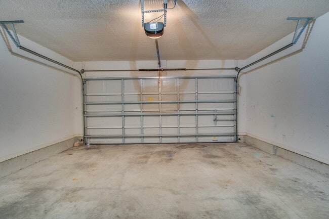Building Photo - Available now – 3BR/2BA Patio Home with Fi...