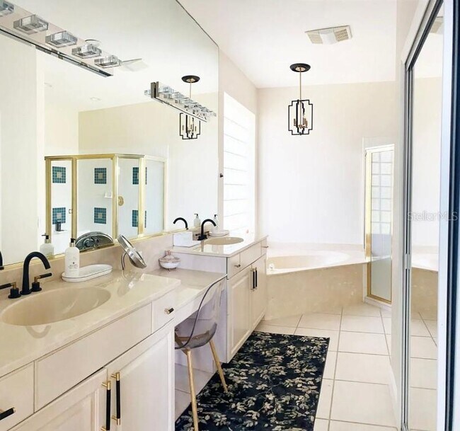 Building Photo - Rent a luxurious golf course lifestyle home in Sarasota, FL
