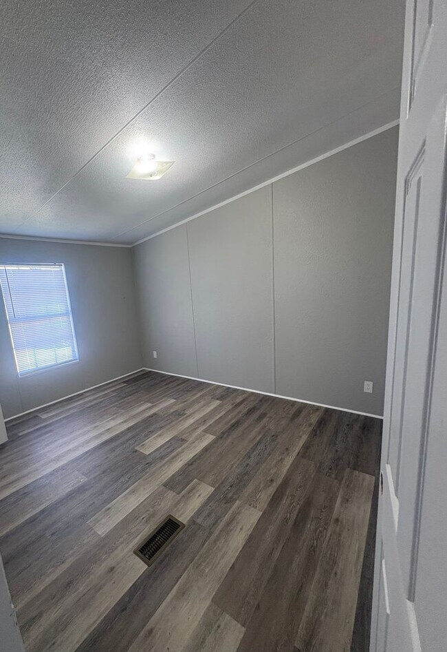 Building Photo - 4 Bed/2 Bath Mobile Home