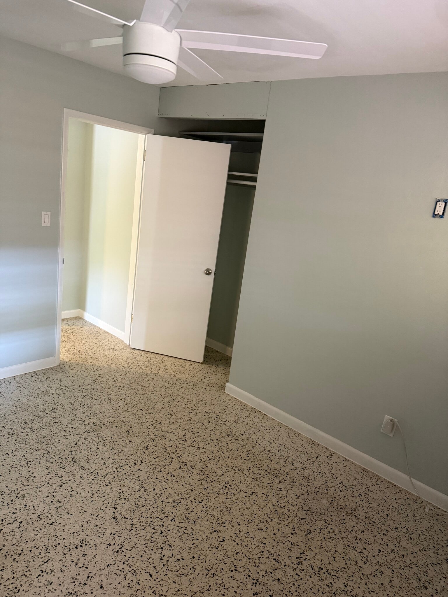 APT A ROOM 2 - 2929 Patterson Ave