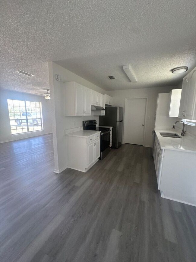 Building Photo - Charming 3-Bed, 2-Bath Home with Spacious ...