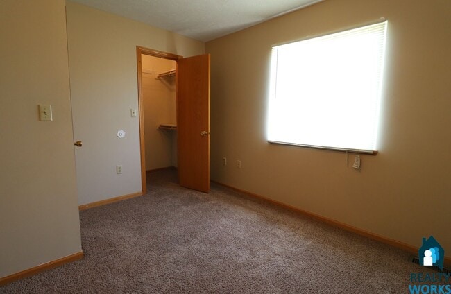 Building Photo - Corner Unit 3 Bedroom TownHome!
