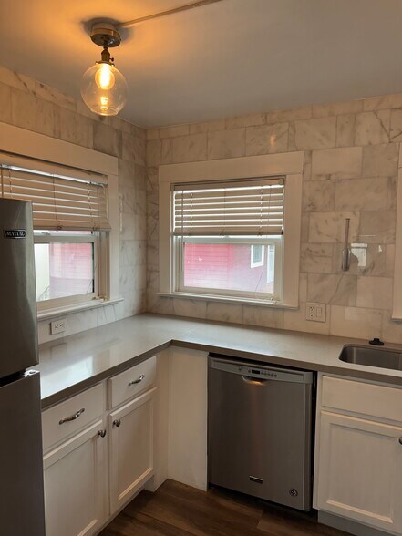 Building Photo - 1653 Bayview Dr