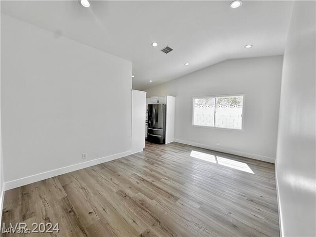 Building Photo - 401 Holcomb