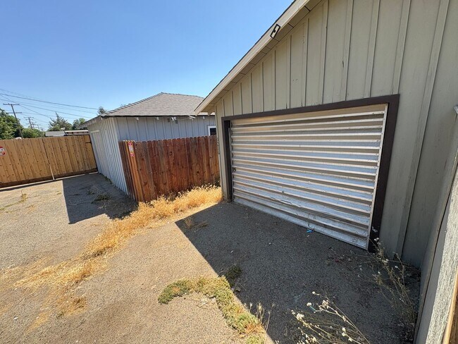 Building Photo - 1216 N Conyer St