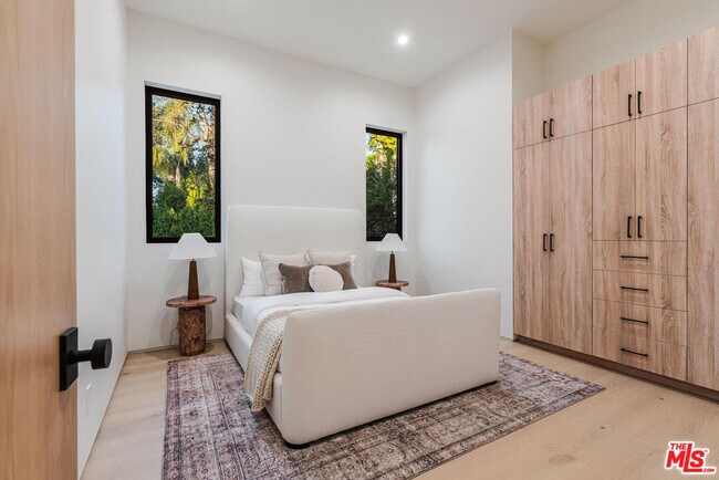 Building Photo - 5064 Encino Ave