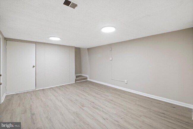 Building Photo - 883 Bellevue St SE