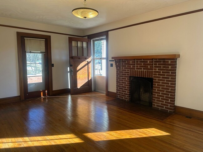 Building Photo - 3 Bedroom / 1.5 Bath Brick Home on 1.4 Acr...