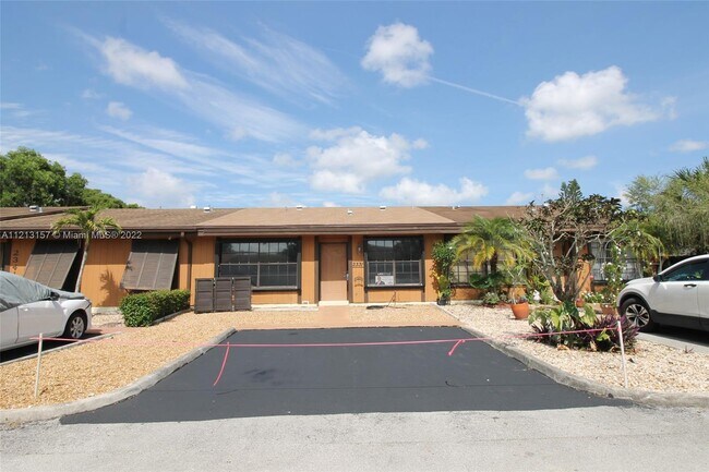 Building Photo - 2331  Dogwood Ct  . Pembroke Pines Fl 33026