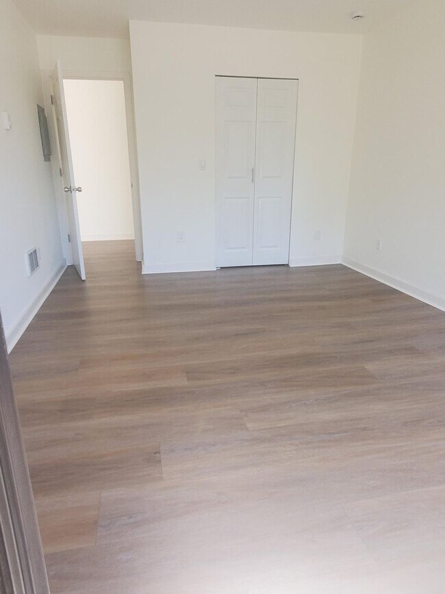 Building Photo - Modern 1 Bed Condo near Microsoft