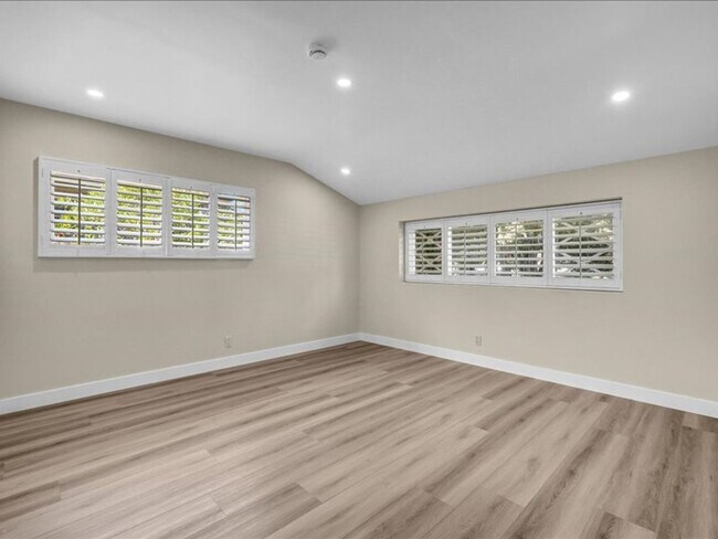 Building Photo - Welcome to this charming 3-bedroom, 2-bath...