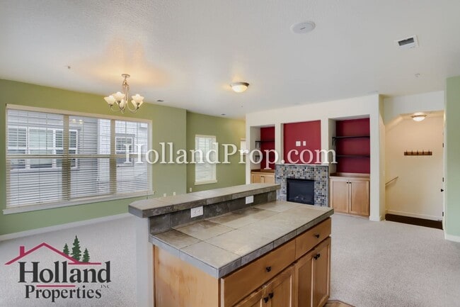 Building Photo - Lovely Condo with 2 primary suites in Hillsboro
