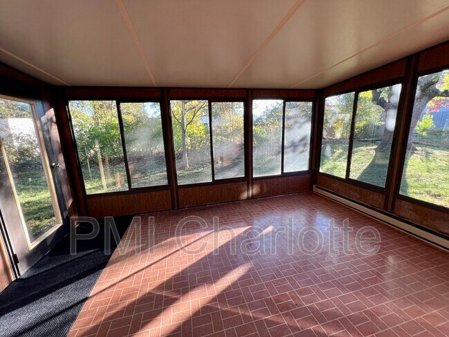 Building Photo - 528 Carolina Ave N