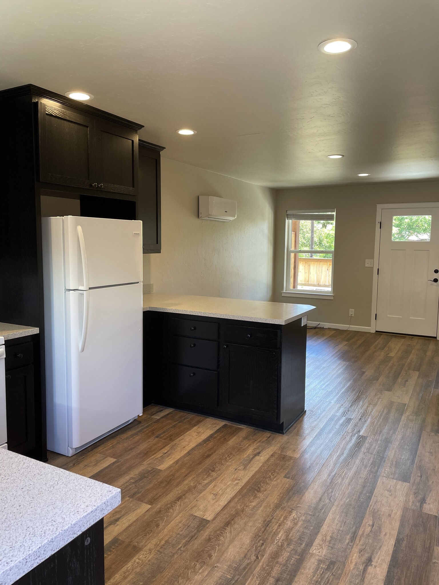 Vinyl wood flooring throughout - 1005 Prospect St
