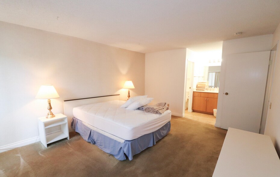 Building Photo - 77845 California Dr