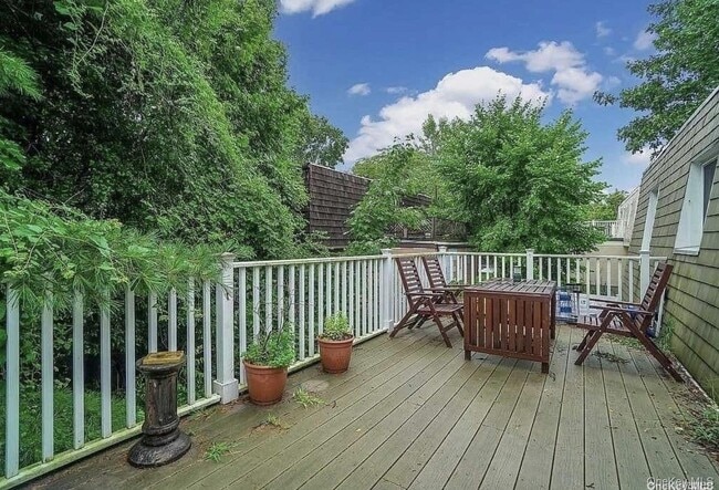 Building Photo - 1012 Old Northern Blvd