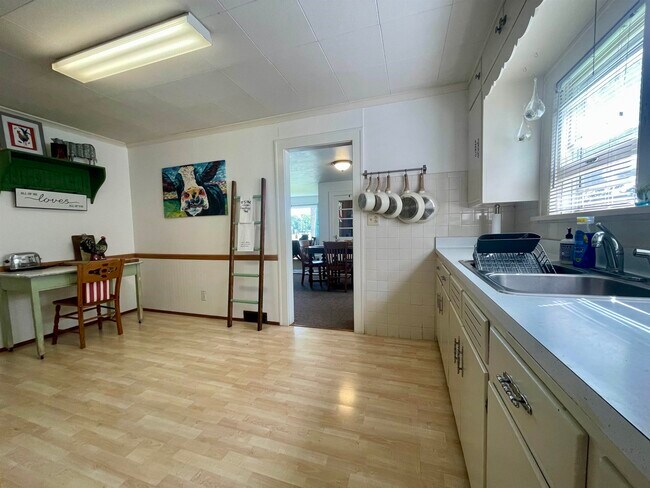 Building Photo - 7087 Bergstrom Dr