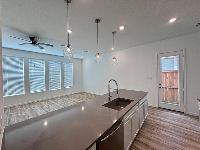 Building Photo - 5410 Holly Hvn Ct