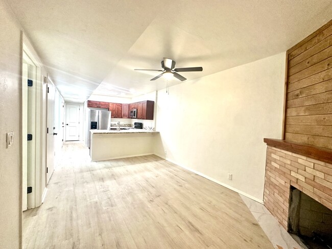 Building Photo - Renovated 2 Bedroom with New Flooring! Des...