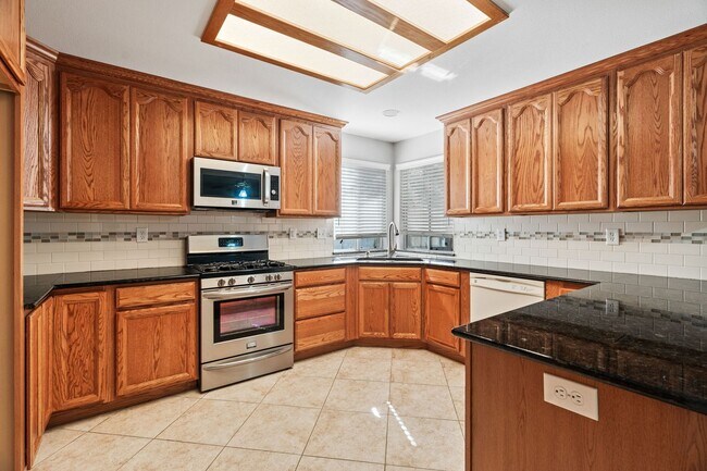 Building Photo - Spacious home in Northeast Fresno location...