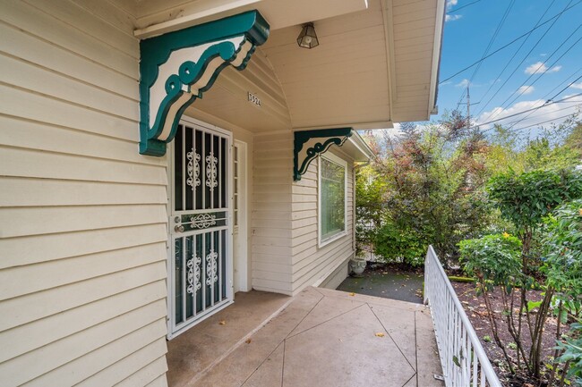 Building Photo - Huge 3 Bedroom 2.5 Bath Home in Laurelhurst