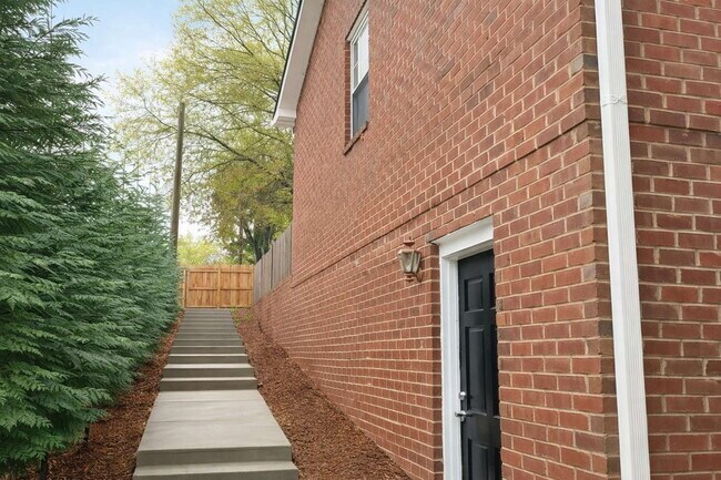 Building Photo - Space, Comfort & Convenience — Discover This Hidden Gem in Charlotte