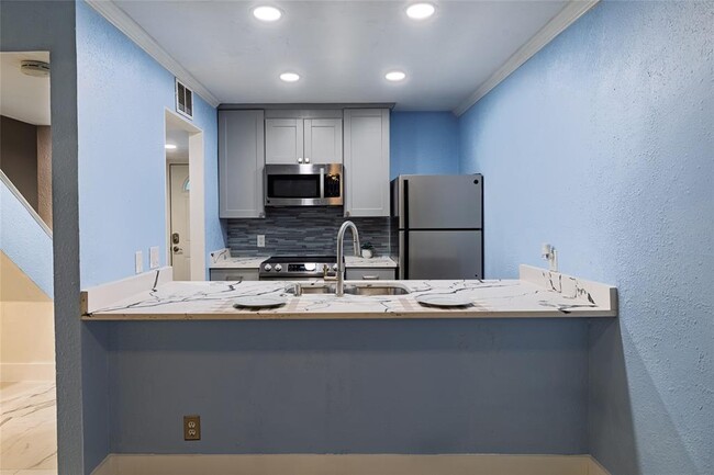 Building Photo - 6501 E Hill Dr