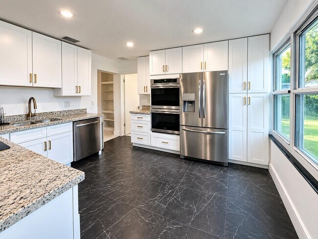 Building Photo - 3051 SW 47th St