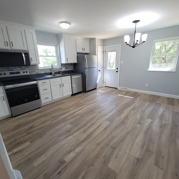 Kitchen - 429 Hutton Ln