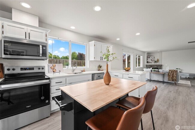 Building Photo - Amazing 4 br 2.5 bedroom 2000 sqft home!