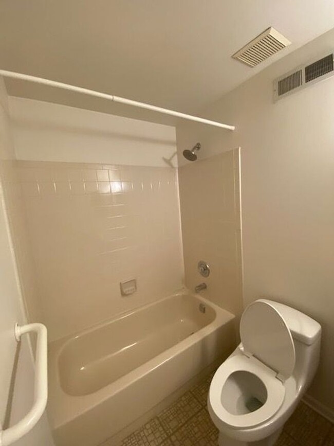 Building Photo - Two Bedroom Three Bathroom Condo in Hollan...